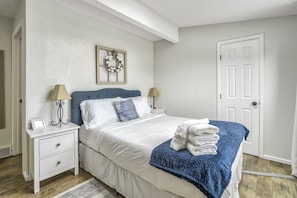 3 bedrooms, laptop workspace, iron/ironing board, bed sheets