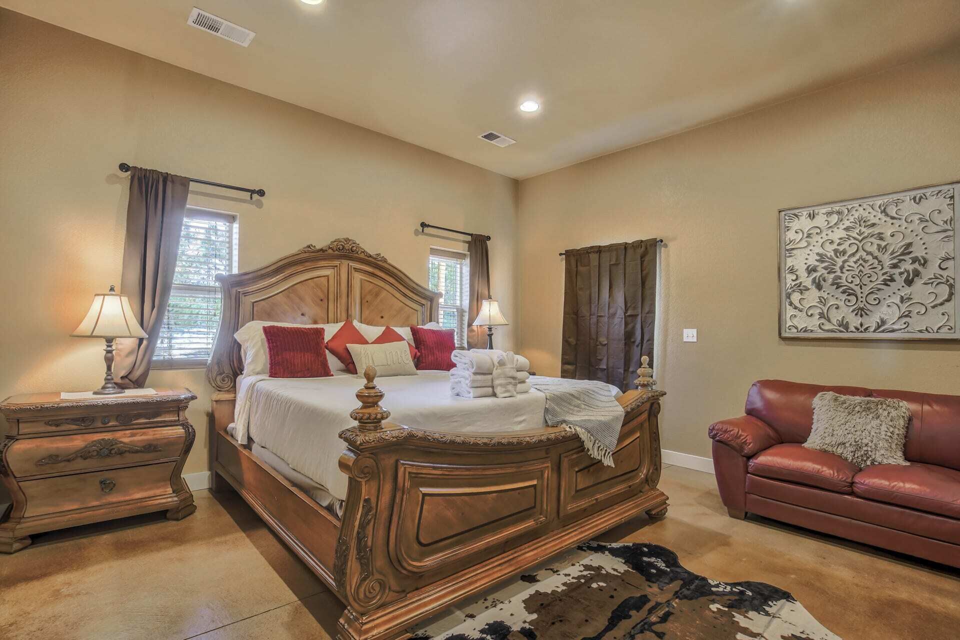 3 bedrooms, laptop workspace, iron/ironing board, bed sheets