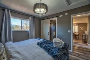 3 bedrooms, desk, laptop workspace, iron/ironing board - 3brsweet & Chic Getawayminutes To Hiking (Monument)