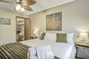 Nhà (3 Bedrooms) | 3 phòng ngủ, bàn, khu vực làm việc phù hợp cho laptop 