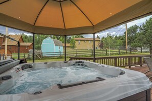 Outdoor spa tub - 3brmountains & Hot Tubbring The Family (Woodland Park)