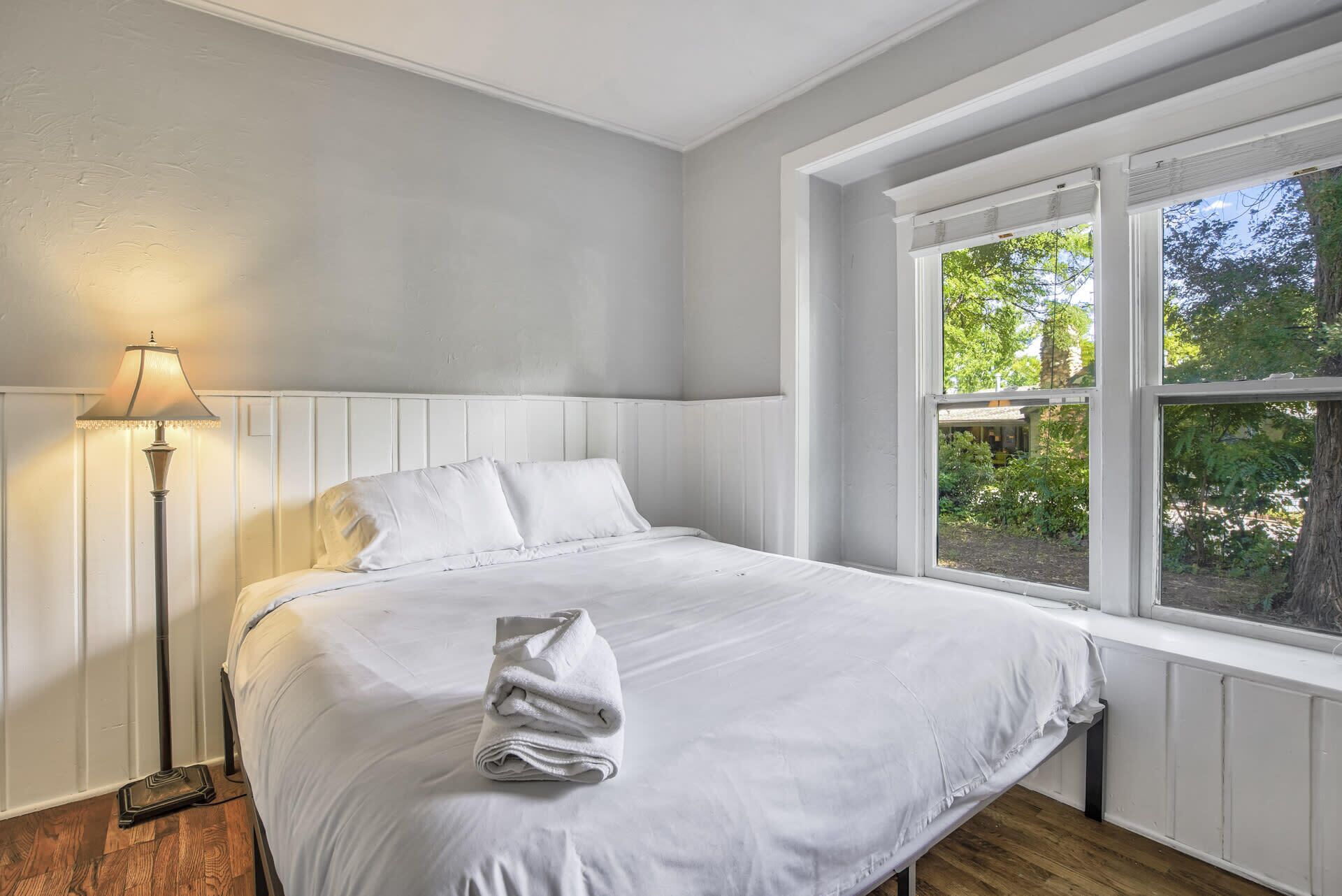 3 間臥室、筆電工作空間、 熨斗/熨衣板、床單