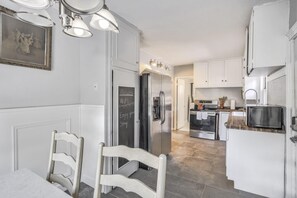 Microwave, oven, stovetop, dishwasher - 3bdcheyenne Mtn Suburbsrestaurants & Hiking (Colorado Springs)