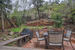 Outdoor dining - 2BR Manitou Get Away Close To Everything! (Manitou Springs)