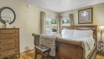 2 bedrooms, laptop workspace, iron/ironing board, bed sheets