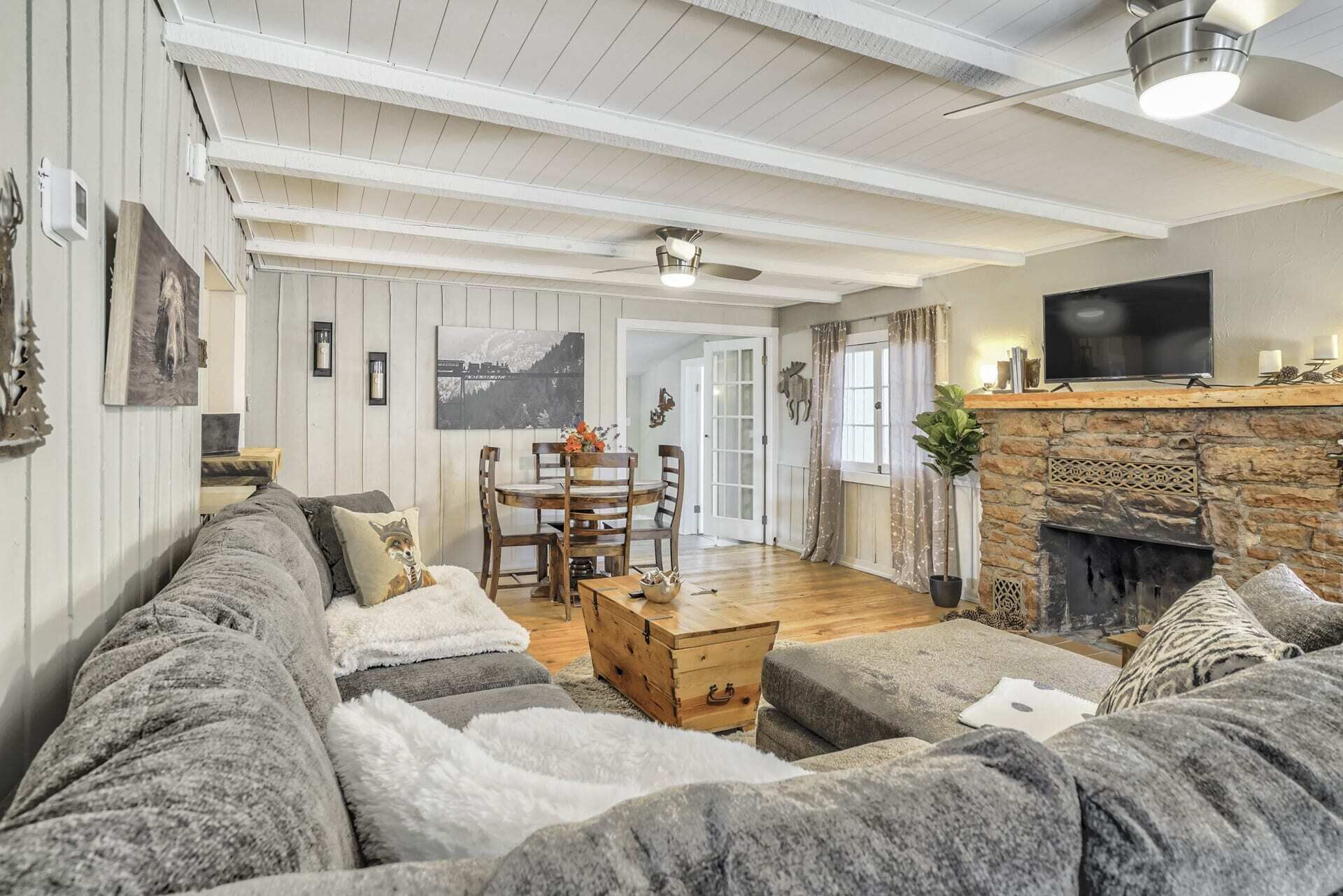 House (2 Bedrooms) | Living room | TV, fireplace