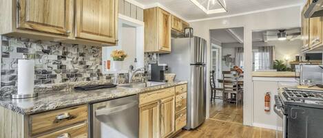 Nhà (2 Bedrooms) | Bếp riêng | Lò vi sóng, lò nướng, bếp nấu, máy rửa bát