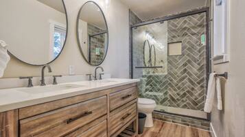 Casa (4 Bedrooms) | Baño | Bañera, toallas, jabón y champú