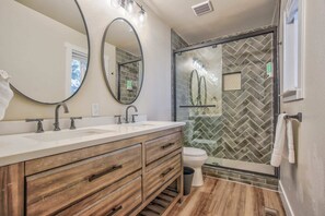 Ferienhaus (4 Bedrooms) | Badezimmer | Badewanne, Handtücher, Seife, Shampoo
