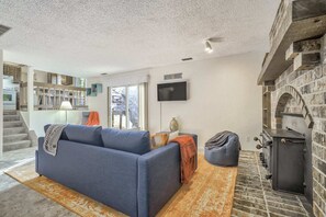 TV - 4BR Central Location & Near Parks! (Colorado Springs)