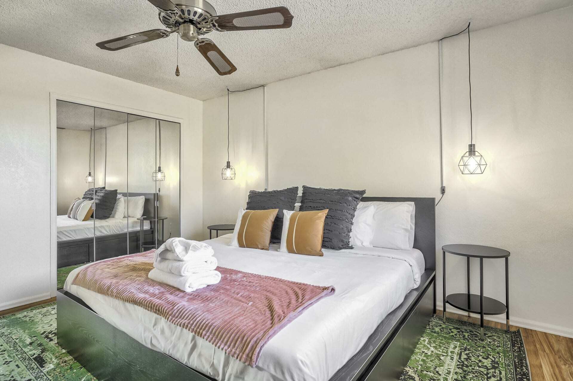 4 bedrooms, laptop workspace, iron/ironing board, bed sheets