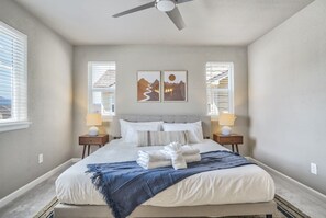 3 bedrooms, laptop workspace, iron/ironing board, bed sheets - 3BD Modern Home Close to Usafa (Monument)