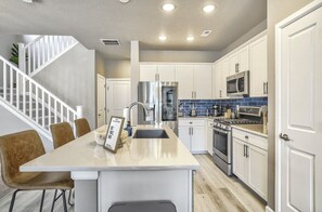 Microwave, oven, stovetop, dishwasher - 3BD Modern Home Close to Usafa (Monument)