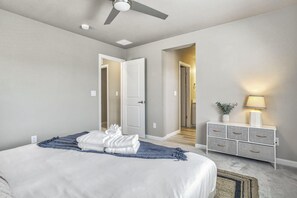 3 多间卧室、笔记本电脑工作区、熨斗/熨衣板、床单