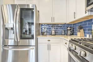 Microwave, oven, stovetop, dishwasher - 3BD Modern Home Close to Usafa (Monument)