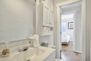 Baignoire, serviettes fournies, savon, shampoing