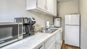 Micro-ondas, fogão, cooktop, talheres/pratos/utensílios de cozinha