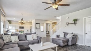 A spacious living room with a sectional sofa, a coffee table, and a ceiling fan. - 3bdquiet Suburbsthe Perfect Get Away (Colorado Springs)