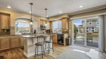 House (4 Bedrooms) | Private kitchen | Microwave, oven, stovetop, dishwasher