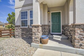 Exterior detail - 4brhot Tubpool Table, Ping Pong, Foosball! (Peyton)