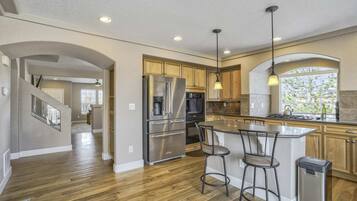 Maison (4 Bedrooms) | Cuisine privée | Micro-ondes, four, plaque de cuisson, lave-vaisselle