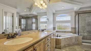 House (4 Bedrooms) | Bathroom | Bathtub, free toiletries, towels, soap