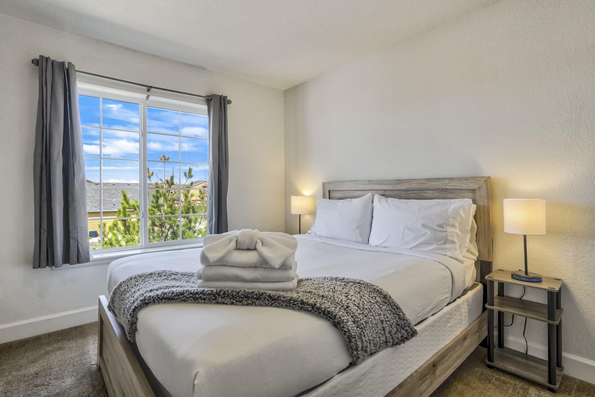 Nhà (4 Bedrooms) | 4 phòng ngủ, bàn, khu vực làm việc phù hợp cho laptop 