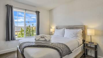 Nhà (4 Bedrooms) | 4 phòng ngủ, bàn, khu vực làm việc phù hợp cho laptop