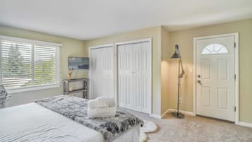 Chalet (3 Bedrooms) | 3 kamar tidur, setrika/meja setrika, dan seprai linen