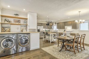 Microwave, oven, stovetop, dishwasher - 2BR Old Colorado City Dog Friendly! (Colorado Springs)