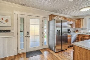 Microwave, oven, stovetop, dishwasher - 1BR Quiet Neighborhood & Nearby Parks (Manitou Springs)