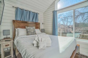 2 bedrooms, laptop workspace, iron/ironing board, bed sheets - 2BR Loftcozy Bungalowhistoric Neighborhood (Colorado Springs)