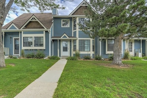 A two-story house with a front porch, a visible number '834' on the door, and a well-maintained lawn. - 3brstate Park&mountainsnearby Lake (Colorado Springs)