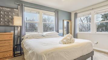 2 makuuhuonetta, työpöytä, kannettavalle tietokoneelle sopiva työtila