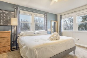 2 bedrooms, desk, laptop workspace, iron/ironing board - 2BR Central Location Big Backyard & Dog Friendly! (Colorado Springs)