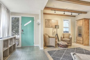 Interior - 2BR Central Location Big Backyard & Dog Friendly! (Colorado Springs)