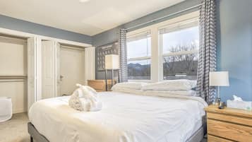 2 makuuhuonetta, työpöytä, kannettavalle tietokoneelle sopiva työtila