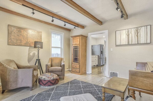 TV, fireplace - 2BR Central Location Big Backyard & Dog Friendly! (Colorado Springs)