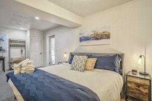 1 bedroom, desk, laptop workspace, bed sheets - 1BD Suitewalking Distance From Red Rocks (Colorado Springs)
