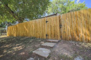 Property grounds - 1BD Suitewalking Distance From Red Rocks (Colorado Springs)