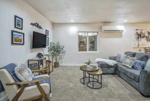 TV - 1BD Suitewalking Distance From Red Rocks (Colorado Springs)