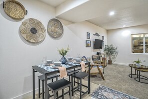 Dining - 1BD Suitewalking Distance From Red Rocks (Colorado Springs)