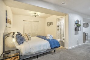 1 bedroom, desk, laptop workspace, bed sheets - 1BD Suitewalking Distance From Red Rocks (Colorado Springs)