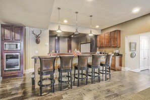 Microwave, stovetop, dishwasher, cookware/dishes/utensils - Broadmoor Luxury Mansion 5 Star Experience Theater Cheyenne Mountain Views (Colorado Springs)