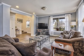 TV, fireplace