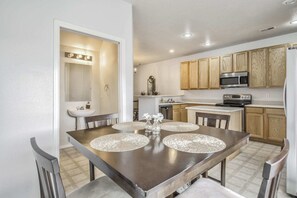 Dining - 3brmodern Homenearby Parks & Mountains (Colorado Springs)