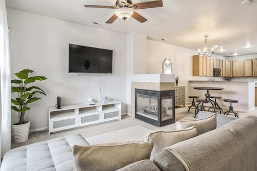 3brmodern Homenearby Parks & Mountains