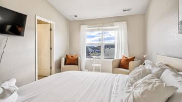 3 bedrooms, laptop workspace, iron/ironing board, bed sheets