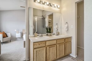 Bathtub - 3brmodern Homenearby Parks & Mountains (Colorado Springs)