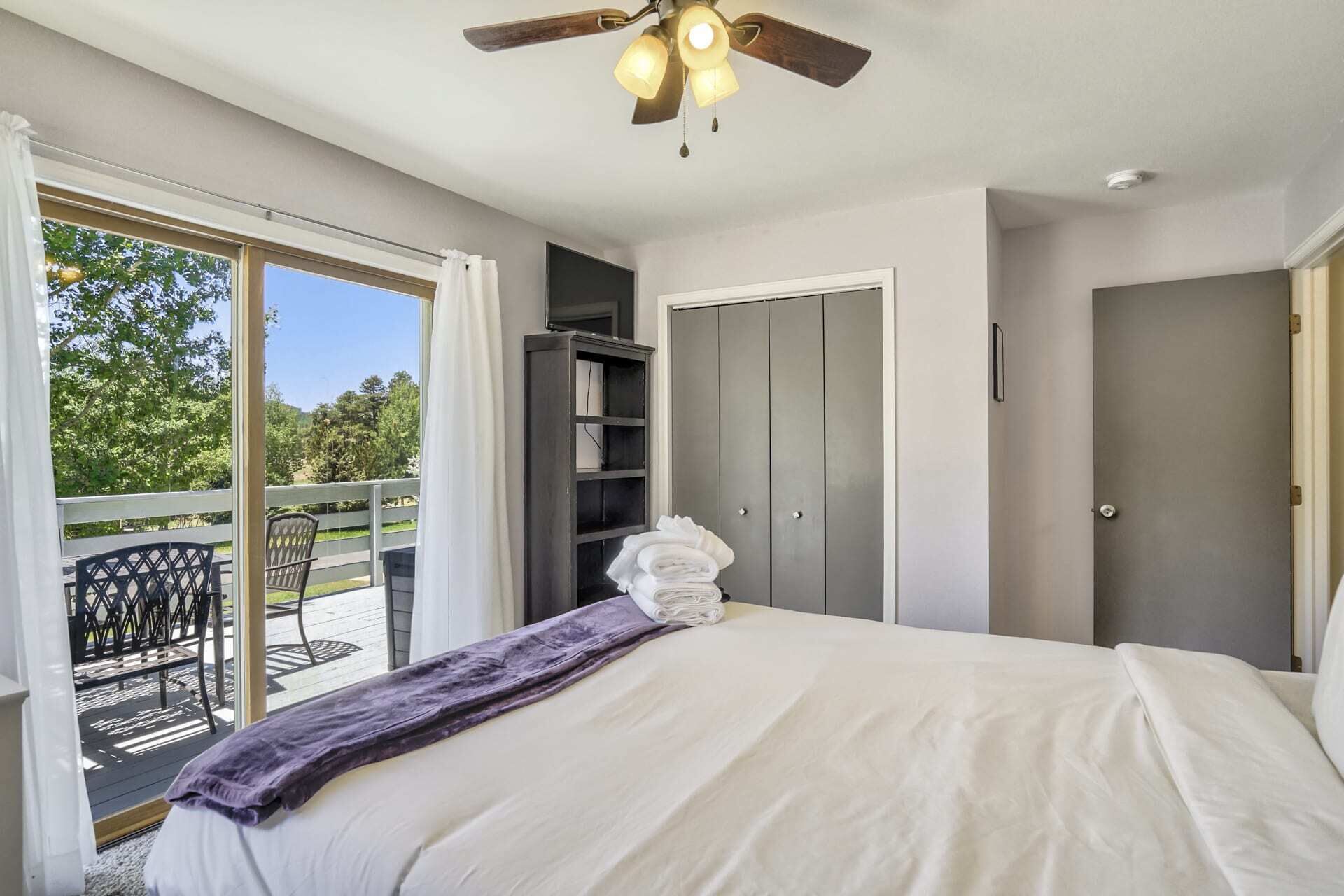 6 bedrooms, laptop workspace, iron/ironing board, bed sheets